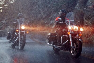 motosiklet surusu yagmurlu havalarda motosiklet surus